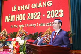 Chủ tịch Quốc hội Vương Đình Huệ phát biểu khai giảng năm học 2022-2023 của Học viện Quốc phòng. (Ảnh: Doãn Tấn/TTXVN)