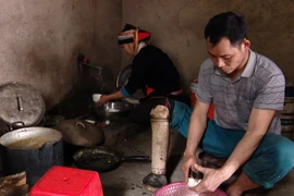 Anh Triệu Văn Nguyên, người dân tộc Dao ở Nậm Ngặt, Thanh Thủy, Vị Xuyên, bị cụt chân phải gần đến khuỷu gối do dẫm phải mìn còn sót lại sau chiến tranh. (Ảnh: Hạnh Quỳnh/Vietnam+)
