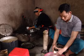 Anh Triệu Văn Nguyên, người dân tộc Dao ở Nậm Ngặt, Thanh Thủy, Vị Xuyên, bị cụt chân phải gần đến khuỷu gối do dẫm phải mìn còn sót lại sau chiến tranh. (Ảnh: Hạnh Quỳnh/Vietnam+)