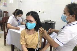 Tiêm vaccine ngừa COVID-19 cho người dân Bình Định. (Nguồn: TTXVN)