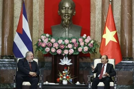 Chủ tịch nước Nguyễn Xuân Phúc tiếp Thủ tướng Cuba Manuel Marrezo Cruz. (Ảnh: Thống Nhất/TTXVN)