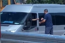 Người đàn ông tự ý thu tiền tại lối mở lên cao tốc Vân Đồn-Móng Cái. (Ảnh cắt từ clip)