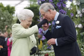 Bức ảnh chụp Nữ hoàng Elizabeth II và Thái tử Charles, nay là Vua Charles III, vào năm 2009. (Nguồn: Getty Images)