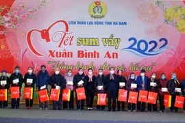 Phó Thủ tướng Lê Văn Thành cùng lãnh đạo Tổng Liên đoàn Lao động Việt Nam, lãnh đạo tỉnh Hà Nam tặng 200 suất quà cho các gia đình nghèo và cho công nhân lao động có hoàn cảnh khó khăn tại Hà Nam. (Ảnh: Đại Nghĩa/TTXVN)