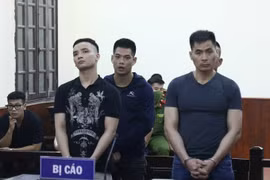 Bị cáo Cường (ngoài cùng bên phải) cùng đồng phạm. (Nguồn: Báo Lao Động)