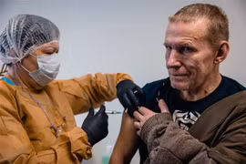 Tiêm vaccine ngừa COVID-19 cho người dân tại Moskva, Nga. (Ảnh: AFP/TTXVN)