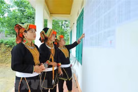 Đồng bào dân tộc Dao xem danh sách cử tri tham gia bầu cử đại biểu Quốc hội khóa XV và bầu cử đại biểu hội đồng nhân dân các cấp nhiệm kỳ 2021-2026 được niêm yết tại khu vực bỏ phiếu số 7 thuộc xã Phương Giao, huyện Võ Nhai, tỉnh Thái Nguyên. (Ảnh: Minh Đ