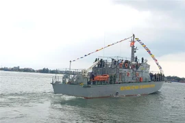 Lễ tiếp nhận và thượng cờ tàu tuần tra cao tốc thế hệ mới. (Ảnh: Đức Thọ/TTXVN)