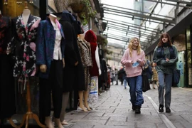 Người dân mua sắm tại một khu chợ ở London, Anh. (Ảnh: AFP/TTXVN)
