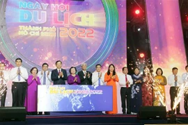 Các đại biểu thực hiện nghi thức khai mạc Ngày hội Du lịch Thành phố Hồ Chí Minh lần thứ 18 năm 2022. (Ảnh: Mỹ Phương/TTXVN)