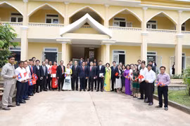 Đoàn lãnh đạo thành phố Đà Nẵng do Bí thư Thành ủy Nguyễn Văn Quảng dẫn đầu chụp ảnh lưu niệm với lãnh đạo tỉnh Sekong. (Nguồn: Danang.gov.vn)