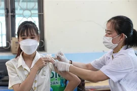 Tiêm vaccine ngừa COVID-19. (Ảnh: TTXVN)