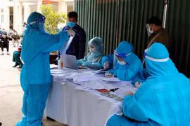 Lấy mẫu xét nghiệm COVID-19. (Nguồn: TTXVN)