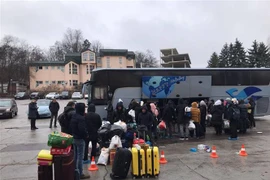 Đón công dân Việt Nam từ Ukraine sơ tán sang Romania. (Ảnh: Trần Phong/TTXVN phát)