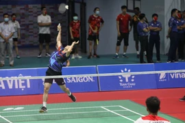 Vận động viên Nguyễn Tiến Minh (Việt Nam, áo sẫm mầu) đấu với vận động viên Christian Adinata (Indonesia, áo trắng) nội dung đơn nam. (Ảnh: Danh Lam/TTXVN)