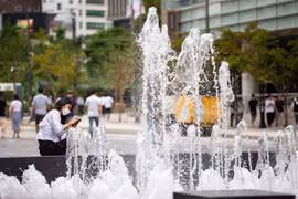 Người dân đeo khẩu trang phòng dịch COVID-19 tại Seoul, Hàn Quốc, ngày 12/7/2022. (Ảnh: THX/TTXVN)