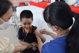 Tiêm vaccine phòng COVID-19 cho trẻ em tại trường Tiểu học Ngô Sỹ Liên, thành phố Bắc Giang. (Ảnh: Danh Lam/TTXVN)