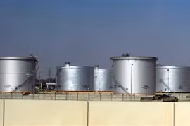 Các bể chứa tại một cơ sở khai thác dầu ở thành phố Dammam, Saudi Arabia. (Ảnh: AFP/TTXVN)