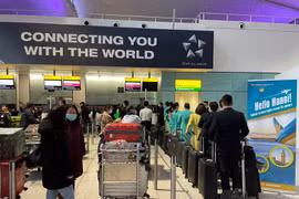 Hành khách hồ hởi chờ làm thủ tục lên máy bay của Vietnam Airlines tại sân bay Heathrow để về Việt Nam đón tết Nguyên đán Nhâm Dần. (Ảnh: Đình Thư/Vietnam+)