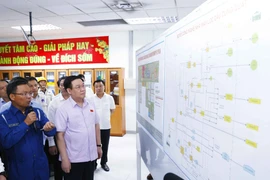 Chủ tịch Quốc hội Vương Đình Huệ nghe giới thiệu về Công nghệ của Nhà máy lọc dầu Dung Quất tại Phòng điều khiển Trung tâm. (Ảnh: Doãn Tấn/TTXVN)