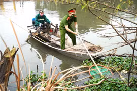 Đoàn viên làm vệ sinh môi trường hệ thống thủy lợi Bắc Hưng Hải. (Ảnh: Mai Ngoan/TTXVN)