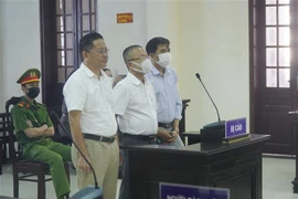 Ba bị cáo Lê Anh Dũng, Phan Bùi Bảo Thi và Nguyễn Huy tại phiên tòa. (Ảnh: Thanh Thủy/TTXVN)