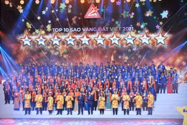 Trưởng Ban Kinh tế Trung ương Trần Tuấn Anh, Bí thư thứ nhất Trung ương Đoàn Nguyễn Anh Tuấn trao top 10 Sao Vàng đất Việt cho các doanh nghiệp. (Ảnh: Minh Đức/TTXVN)