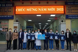 Chủ tịch Liên đoàn Lao động thành phố Hà Nội Nguyễn Phi Thường tặng quà cho đội ngũ y bác sỹ Trung tâm cấp cứu 115. (Ảnh: TTXVN phát)