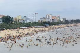 Bãi biển Sầm Sơn là một trong những điểm đến hấp dẫn khách du lịch. (Ảnh: Quang Quyết/TTXVN)