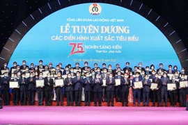 Thủ tướng Phạm Minh Chính dự Lễ tuyên dương tập thể và cá nhân xuất sắc tiêu biểu trong Chương trình '75.000 sáng kiến vượt khó, phát triển' do Tổng Liên đoàn Lao động Việt Nam tổ chức ngày 28/12/2021. (Ảnh: Dương Giang/TTXVN)