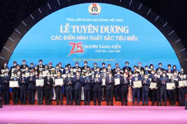 Thủ tướng Phạm Minh Chính dự Lễ tuyên dương tập thể và cá nhân xuất sắc tiêu biểu trong Chương trình '75.000 sáng kiến vượt khó, phát triển' do Tổng Liên đoàn Lao động Việt Nam tổ chức ngày 28/12/2021. (Ảnh: Dương Giang/TTXVN)