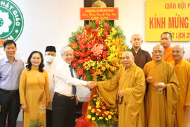Chủ tịch Ủy ban Trung ương Mặt trận Tổ quốc Việt Nam Đỗ Văn Chiến thăm và chúc mừng Hòa thượng Thích Thiện Pháp và Giáo hội Phật giáo Việt Nam (Văn phòng II). (Ảnh: Thành Chung/TTXVN)