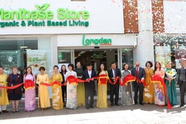 Đại sứ Nguyễn Hoàng Long cùng đại diện một số doanh nghiệp cắt băng khai mạc Tuần lễ hàng hóa và ẩm thực Việt Nam tại Anh năm 2022. (Ảnh: Đình Thư/TTXVN)