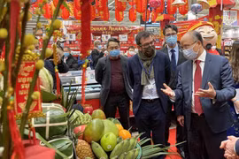 Đại sứ Việt Nam tại Pháp Đinh Toàn Thắng giới thiệu với bạn bè Pháp mâm ngũ quả ngày Tết ở Việt Nam. (Ảnh: Thu Hà/TTXVN)
