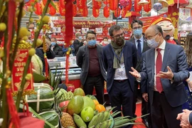Đại sứ Việt Nam tại Pháp Đinh Toàn Thắng giới thiệu với bạn bè Pháp mâm ngũ quả ngày Tết ở Việt Nam. (Ảnh: Thu Hà/TTXVN)