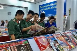 Các chiến sỹ tham quan Hội báo Xuân. (Ảnh: Ánh Tuyết/TTXVN)