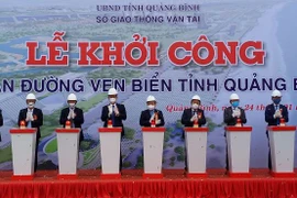 Lễ khởi công Dự án thành phần 1-đường ven biển thuộc Dự án Đường ven biển và cầu Nhật Lệ 3. (Ảnh: Đức Thọ/TTXVN)