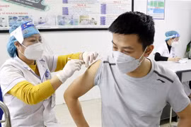 Tiêm vaccine ngừa COVID-19. (Nguồn: TTXVN)
