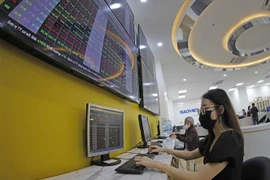 Khách hàng giao dịch tại công ty chứng khoán. (Nguồn: TTXVN)