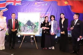 Tổ chức đấu giá bức tranh của họa sỹ trẻ tài năng Xèo Chu để ủng hộ từ thiện tại buổi giao lưu ca nhạc 'Việt Nam tươi đẹp.' (Ảnh: Đình Thư/Vietnam+)