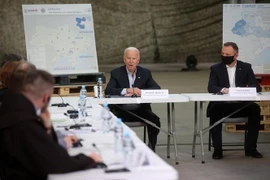 Tổng thống Ba Lan Andrzej Duda (phải) và Tổng thống Mỹ Joe Biden (thứ 2, phải) trong cuộc gặp đại diện các tổ chức phi chính phủ đang hỗ trợ người sơ tán từ Ukraine, tại Rzeszow, ngày 25/3/2022. (Ảnh: PAP/TTXVN)