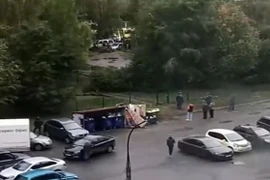 Lực lượng chức năng điều tra tại hiện trường vụ xả súng. (Ảnh: TASS/TTXVN)