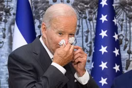 Tổng thống Mỹ Joe Biden có dấu hiệu bị sổ mũi trong chuyến thăm Israel ngày 14/7. (Ảnh: AFP/TTXVN)