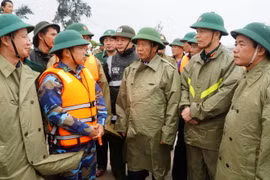 Phó Thủ tướng Chính phủ Lê Văn Thành kiểm tra tình hình thiệt hại và công tác khắc phục hậu quả. (Ảnh: TTXVN phát)