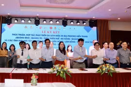 Ký kết Thỏa thuận hợp tác, phát triển du lịch giai đoạn 2022-2026 giữa 5 tỉnh miền Trung và khu vực Tây Nguyên. (Ảnh: Hoài Thu/TTXVN)