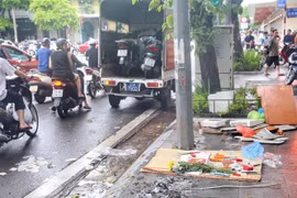 Hiện trường vụ án mạng gần ngã tư Hàng Bài-Hai Bà Trưng. (Ảnh: Tuấn Đức/TTXVN)