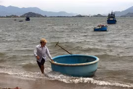 Ngư dân đưa thúng vào bờ tránh thời tiết nguy hiểm. (Ảnh: TTXVN)