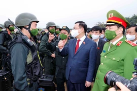 Chủ tịch Quốc hội Vương Đình Huệ với cán bộ, chiến sỹ Bộ Tư lệnh Cảnh sát cơ động. (Ảnh: Doãn Tấn/TTXVN)