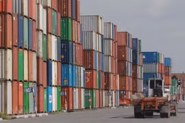 Các container hàng hóa tại Tân cảng Cát Lái. (Ảnh: Quang Châu/TTXVN