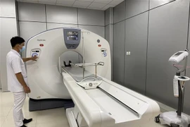 Nhân viên Bệnh viện Đa khoa khu vực Đồng Tháp Mười vận hành thử nghiệm máy CT. (Ảnh: Đức Hạnh/TTXVN)